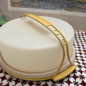 Vintage tupperware Yellow Cake Carrier with Handle